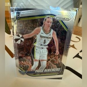 Paige Bueckers Rookie Card Dallas Wings
2025 Prizm base RC, #5